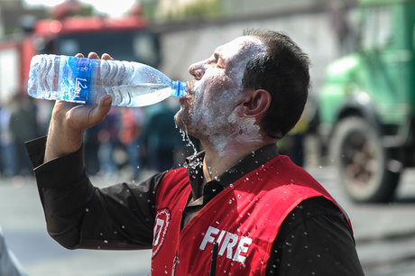 مرد میانسال در چال تعویض روغنی سوخت